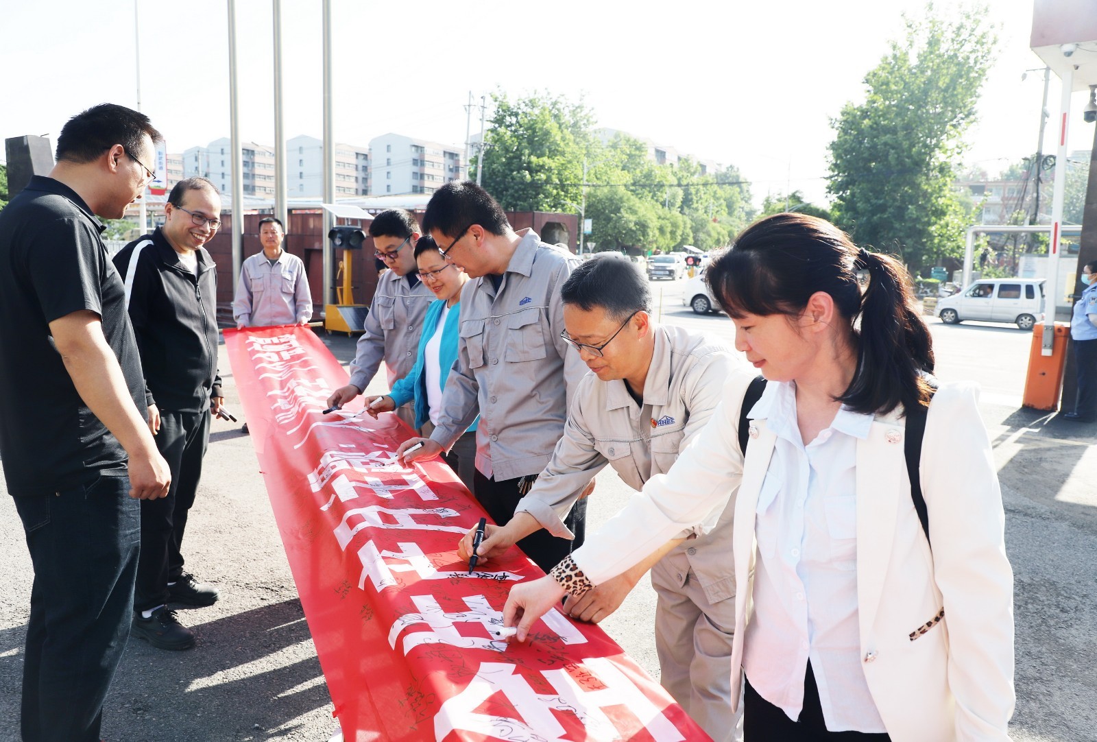 安陽園區(qū)開展 “安全生產(chǎn)月”主題簽名活動2_調(diào)整大小